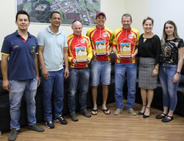 Ciclistas de Mercedes recebem Mérito Esportivo por terem pedalado até Aparecida do Norte